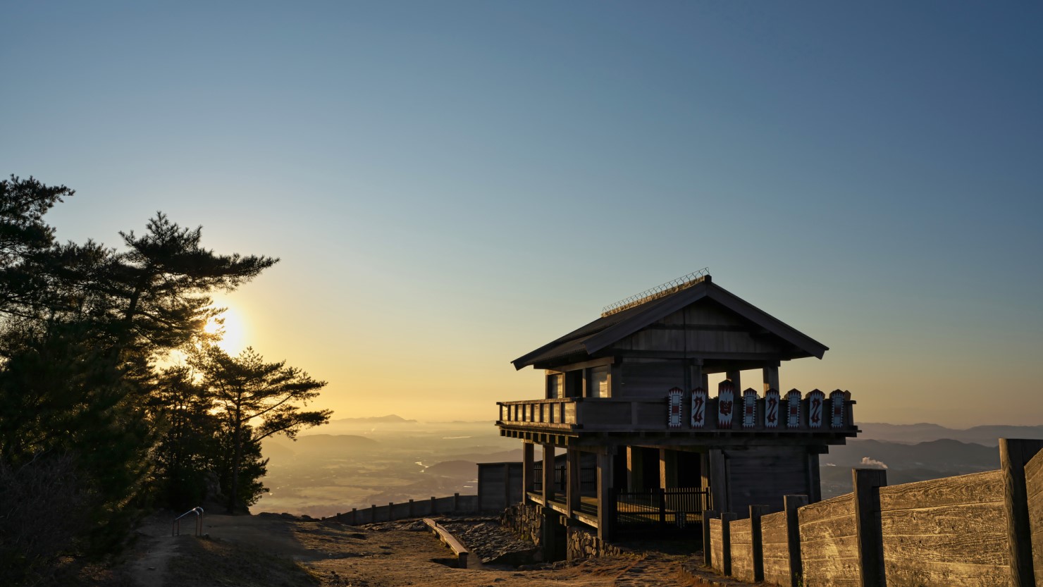 桃太郎伝説の鬼のモデルといわれる温羅(うら)の居城という伝説のある鬼ノ城(きのじょう)跡