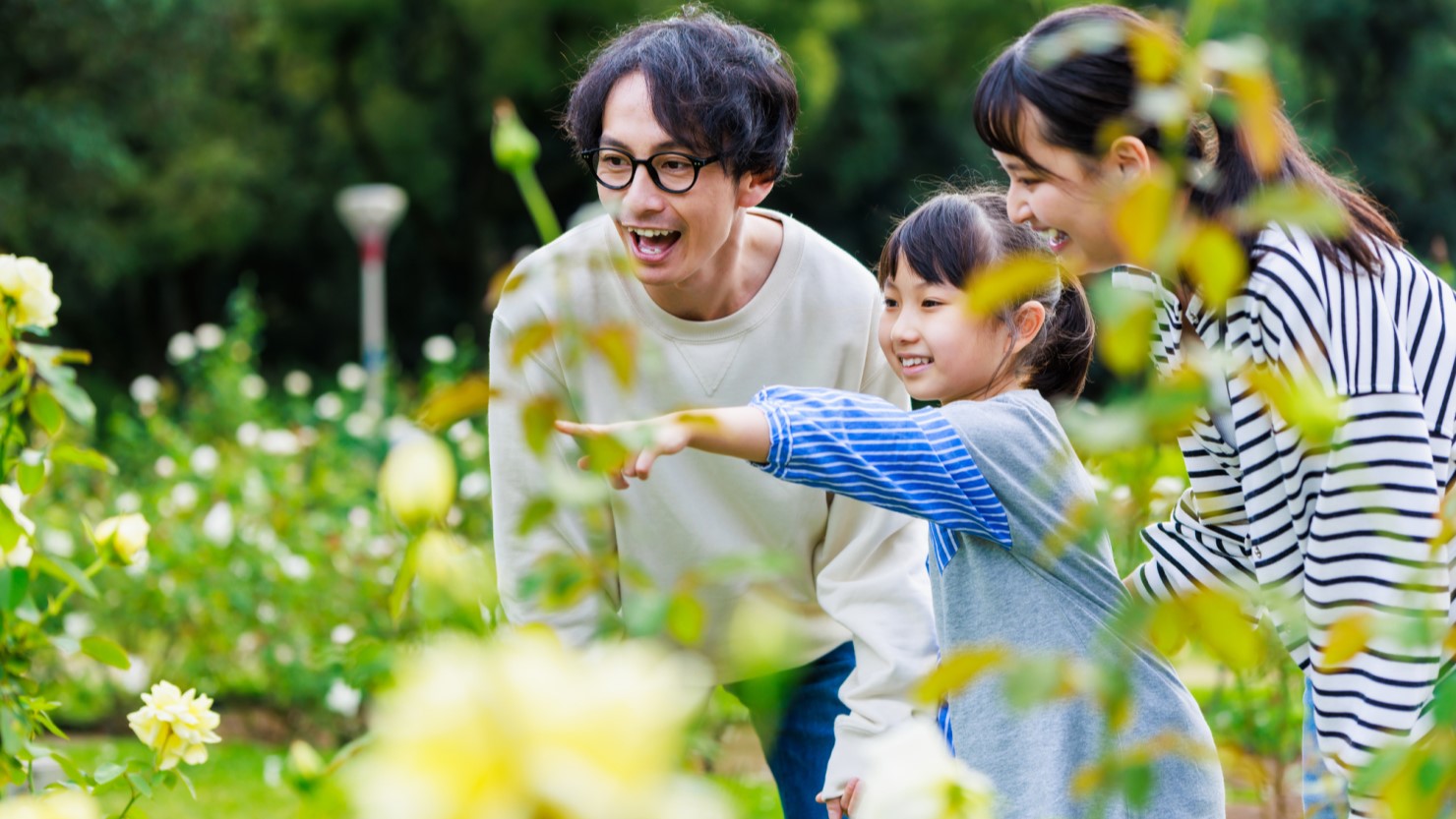  公園で仲良く過ごす親子