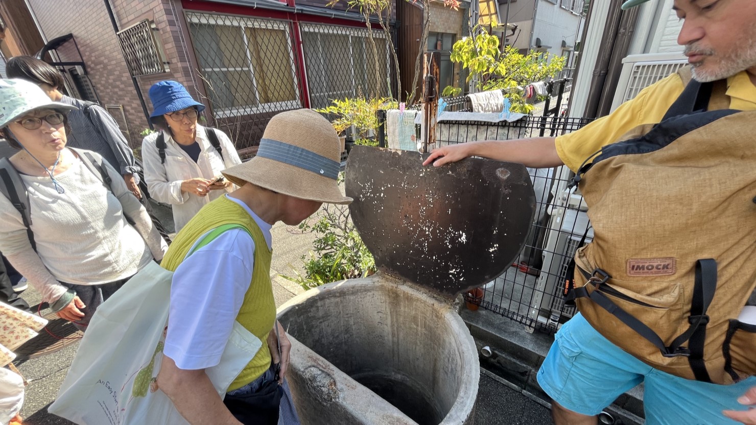 道端で井戸まで出現。昔はここで地域の人が水を汲んでいたのかも？