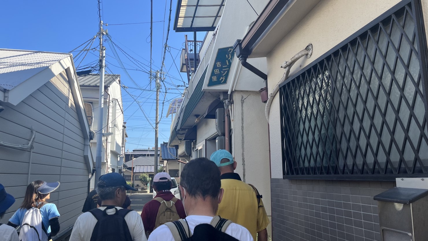 頭上には、以前はクリーニング店だった名残の「クリーニング吉田屋」の文字が。文字を斜めに配置したデザインもかわいい！