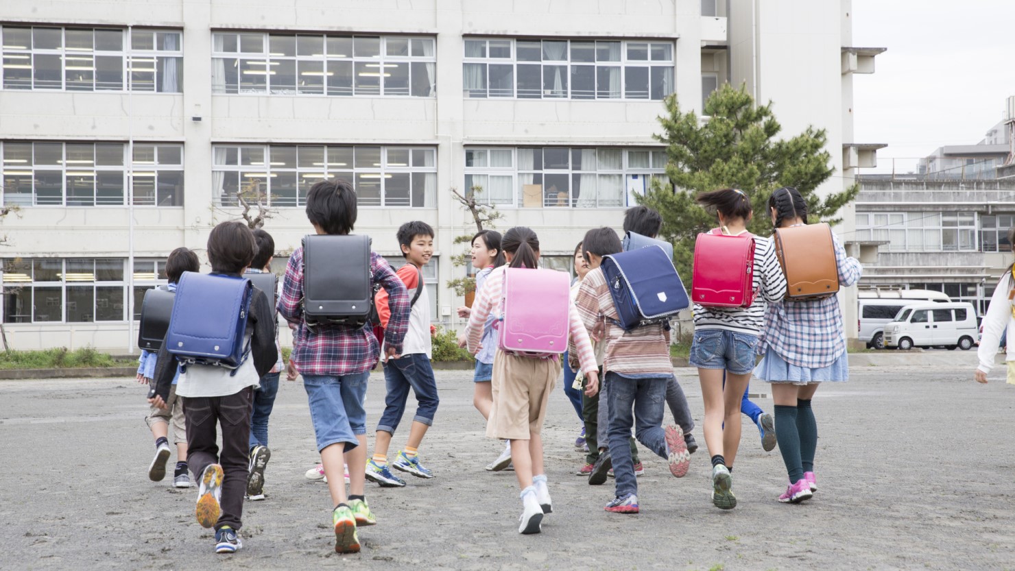 登校する小学生の様子