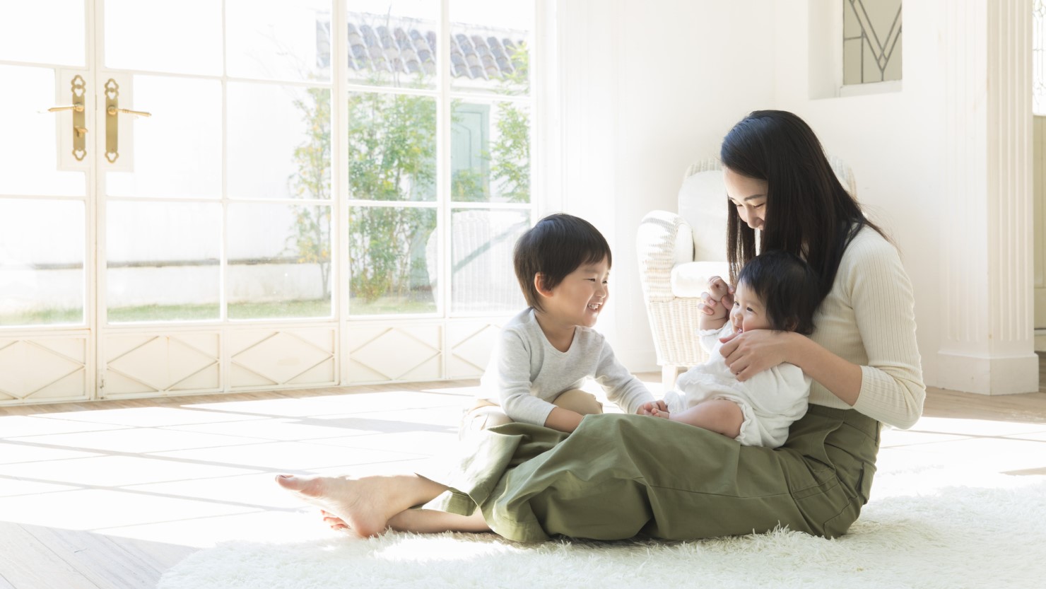 自宅でくつろぐ親子