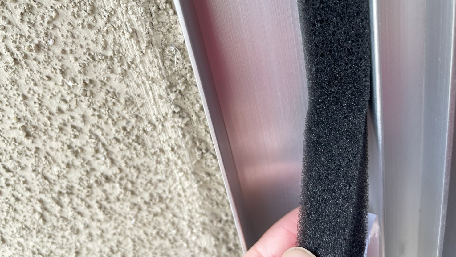 隙間テープを貼りつける様子