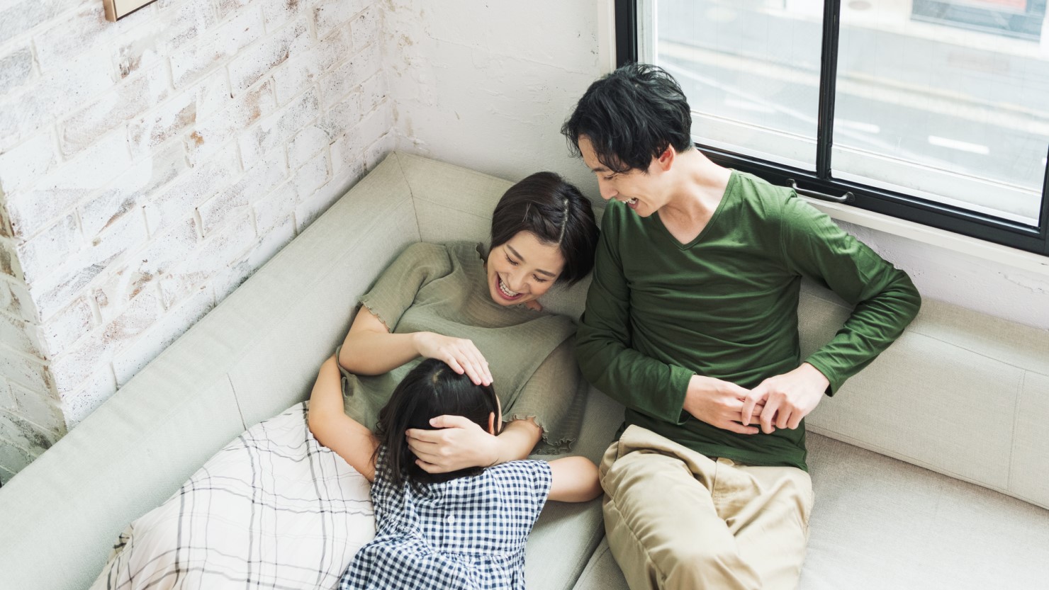 リビングでくつろぐファミリー