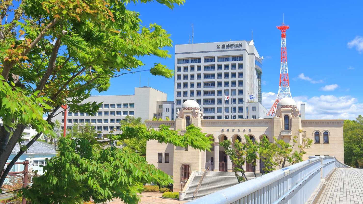 豊橋市役所と豊橋市公会堂