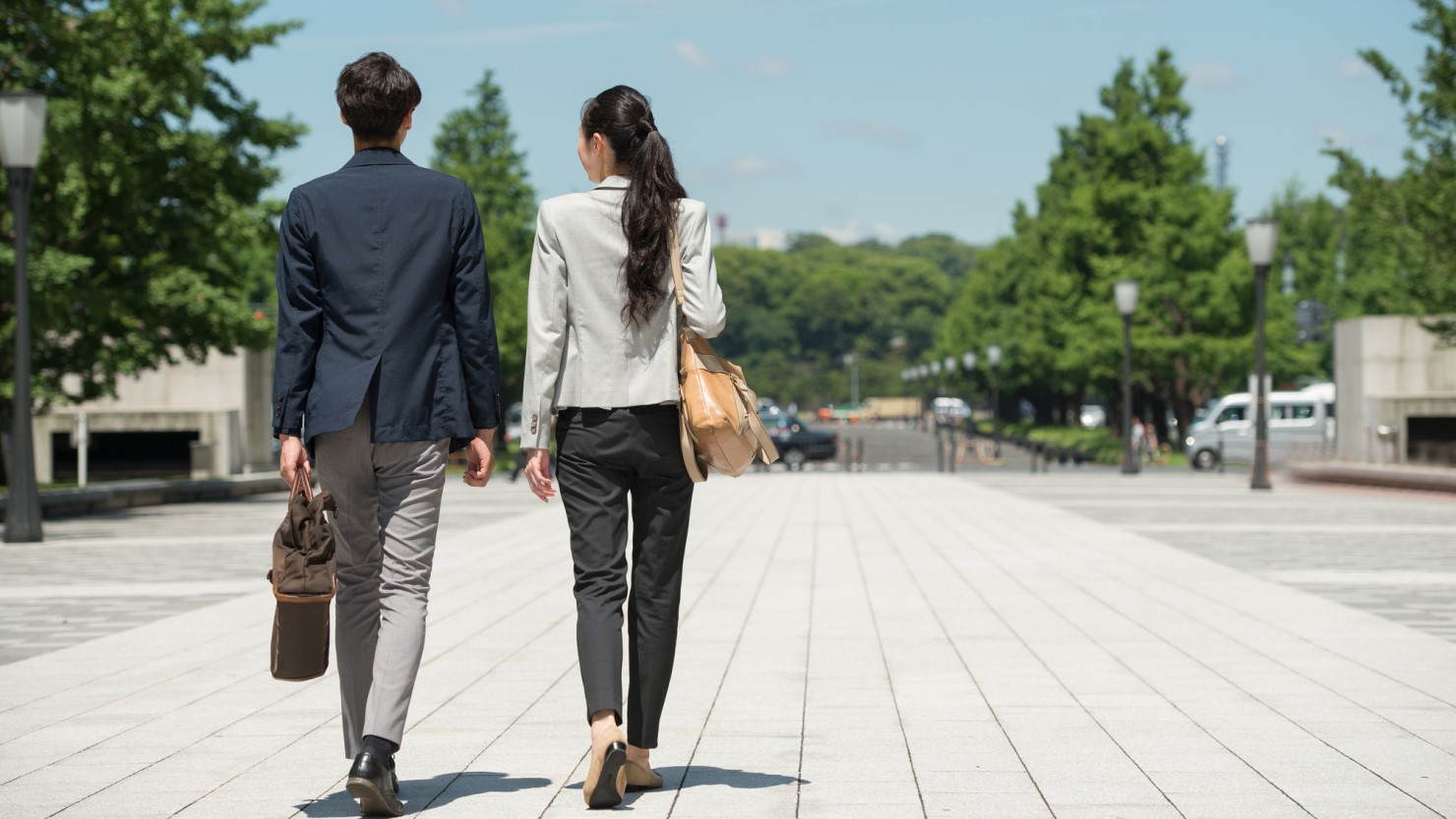 夫婦で通勤するイメージ