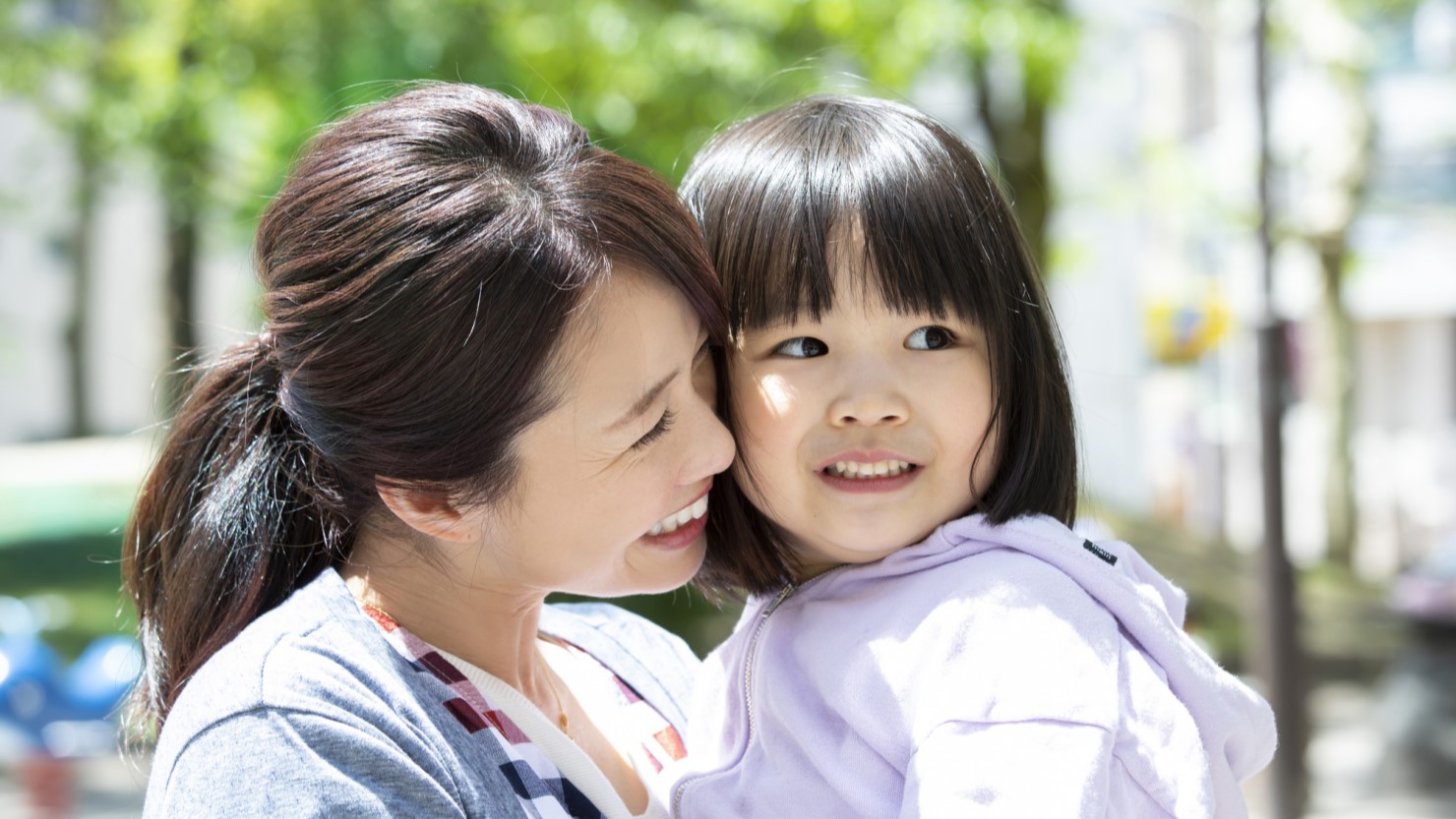 公園を散歩する親子のイメージ