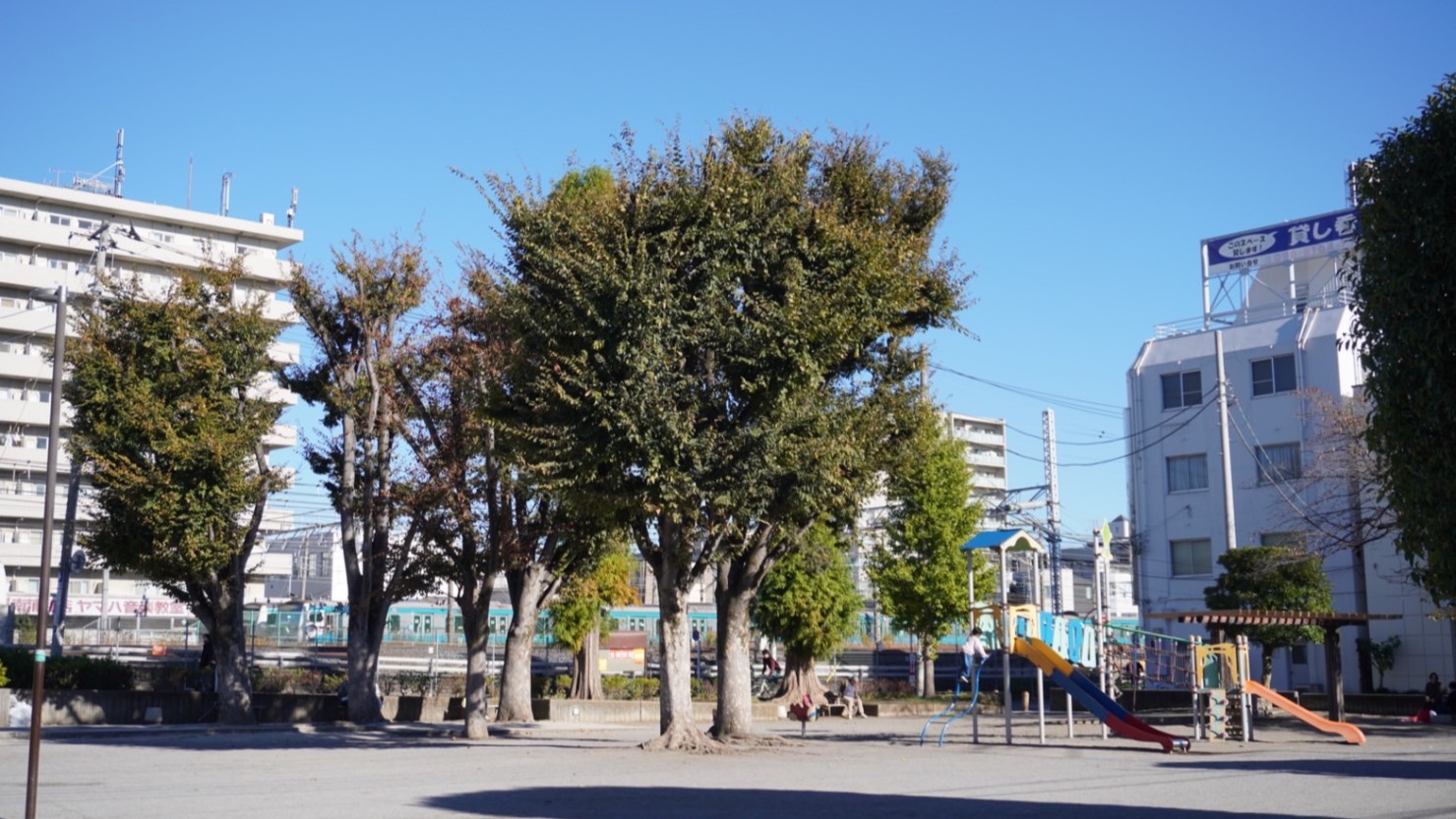 小さいながらも子どもが喜ぶ遊具が設置されている「水深公園」