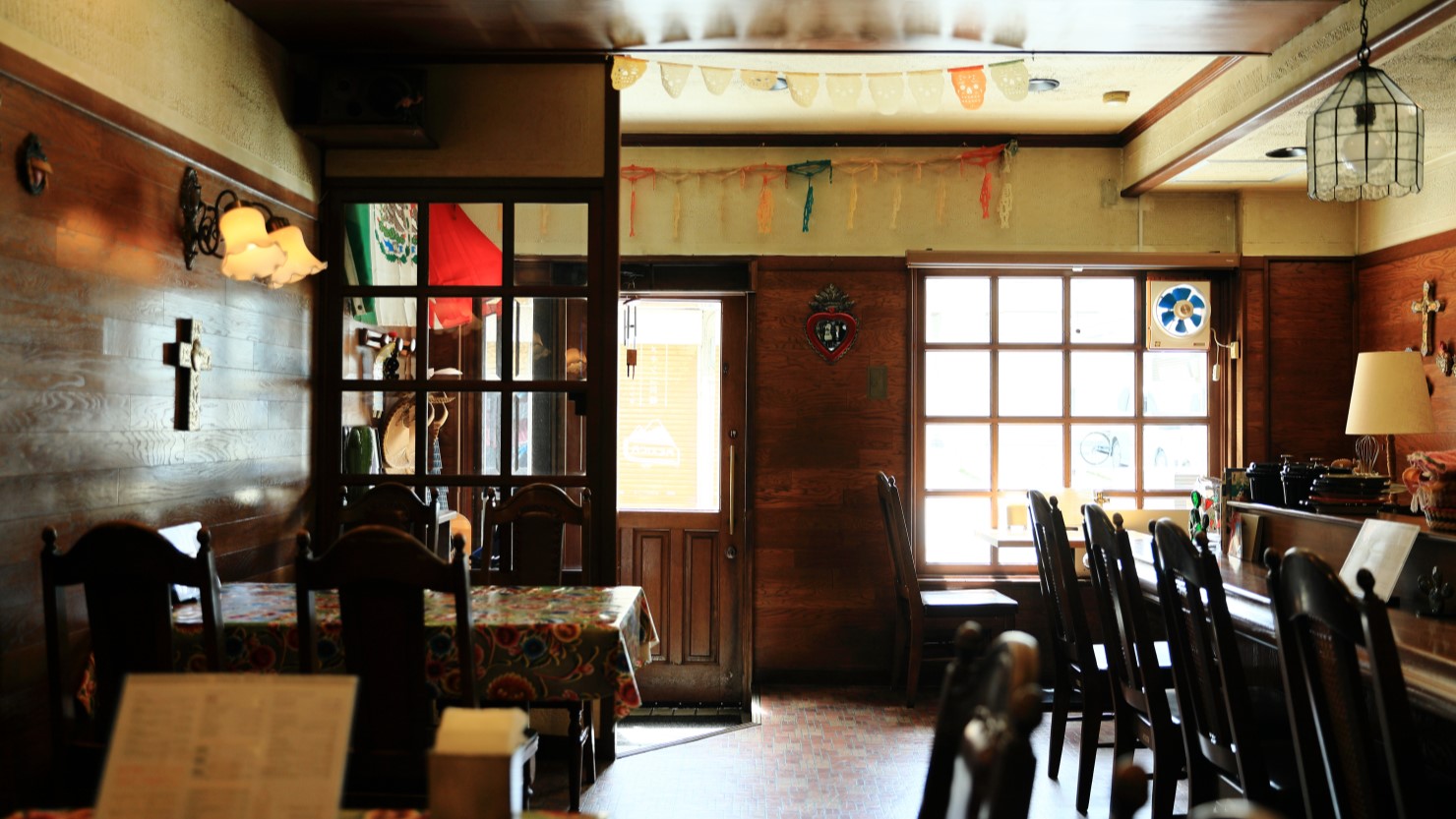 家具なども喫茶店の時のものを使用している店内