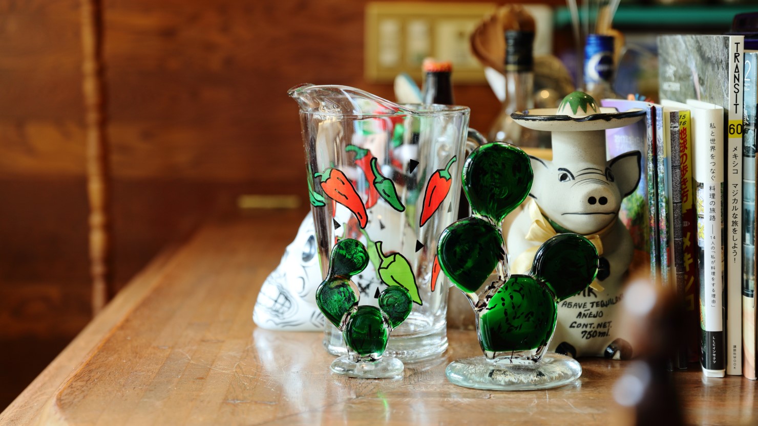 古き良き喫茶店スタイルの中に、ところどころメキシコの雑貨が煌めく