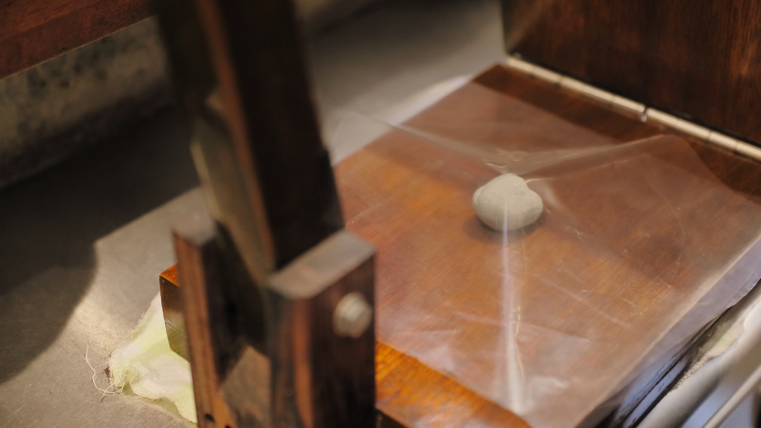 この日はタコスを作ってくれることに。元はまんまるの捏ねた生地を…