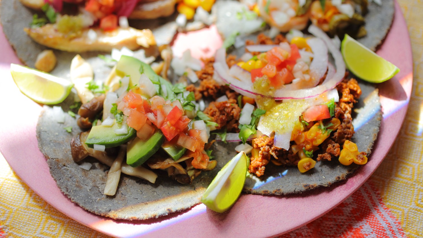 タコスのできあがり。今回はシーフードやチキン、サボテン、チョリソーなど、さまざまな種類のタコスが。ライムをきゅっと搾っていただきます。具材の味わいとトルティーヤの香ばしさが合わさる美味しさに、ぺろっと食べ切ってしまう