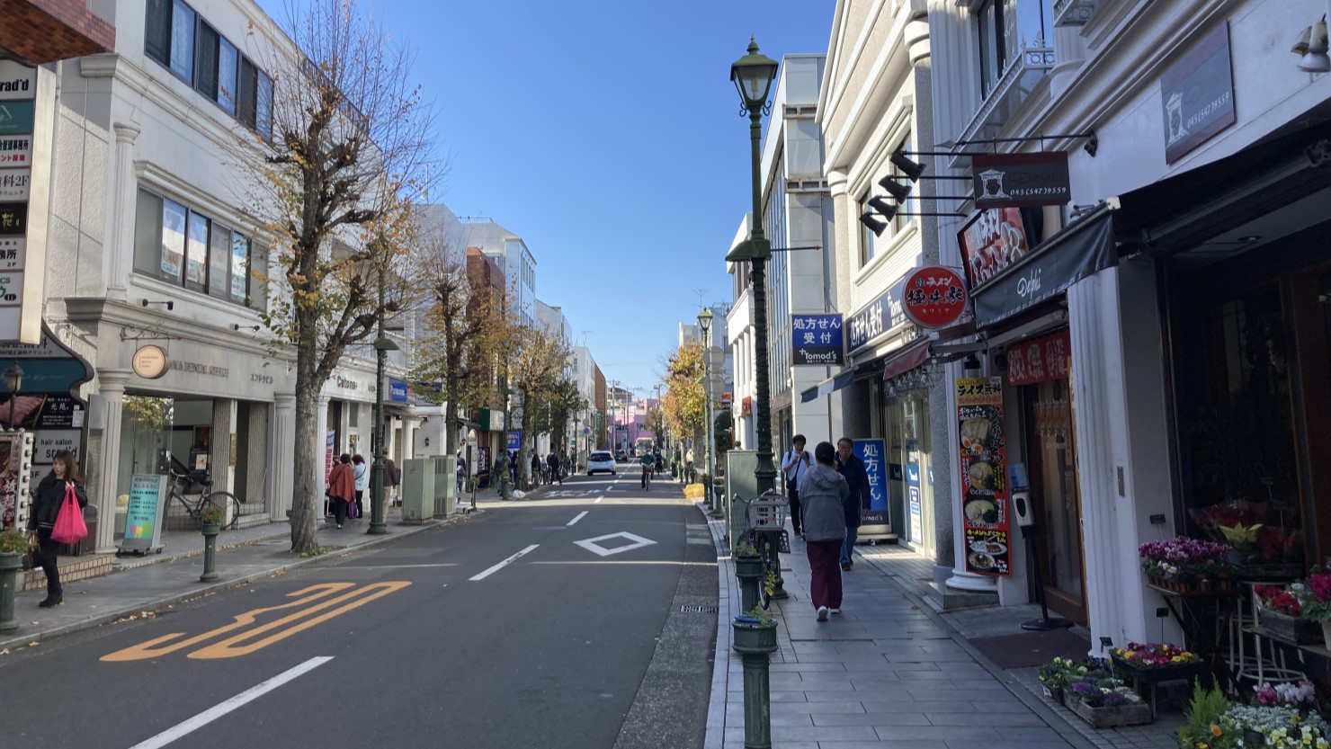 大倉山駅近辺の道にはお店が軒を連ねている