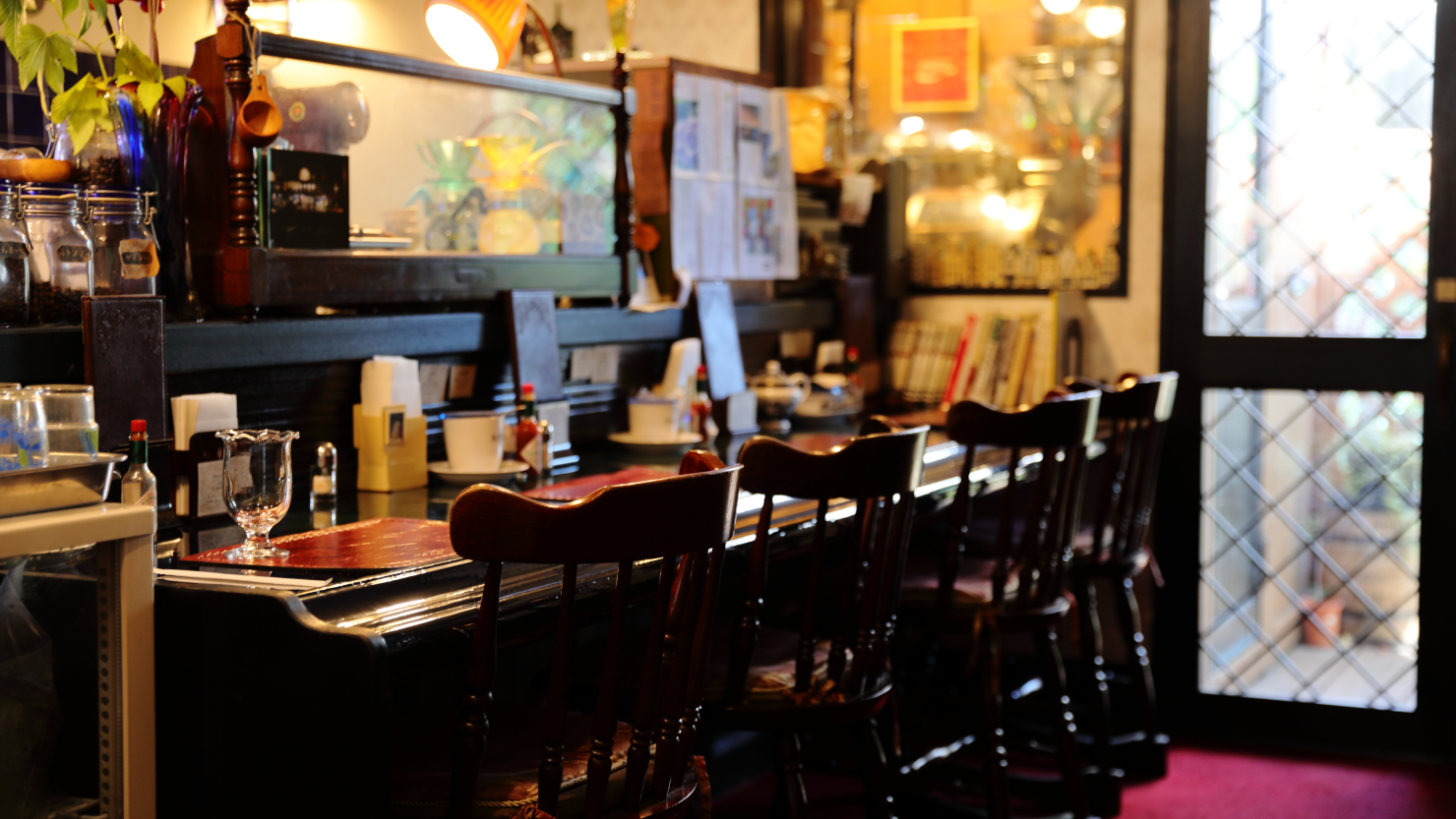 店内奥のカウンターは、「禁煙室」のもの。手前の肘置きが今では珍しい