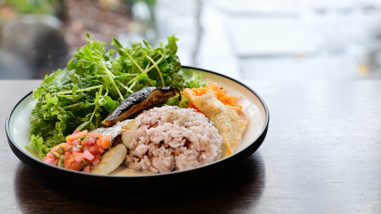 ランチプレートはメインを魚のグリル・チキン南蛮・ハンバーグから選べる仕様