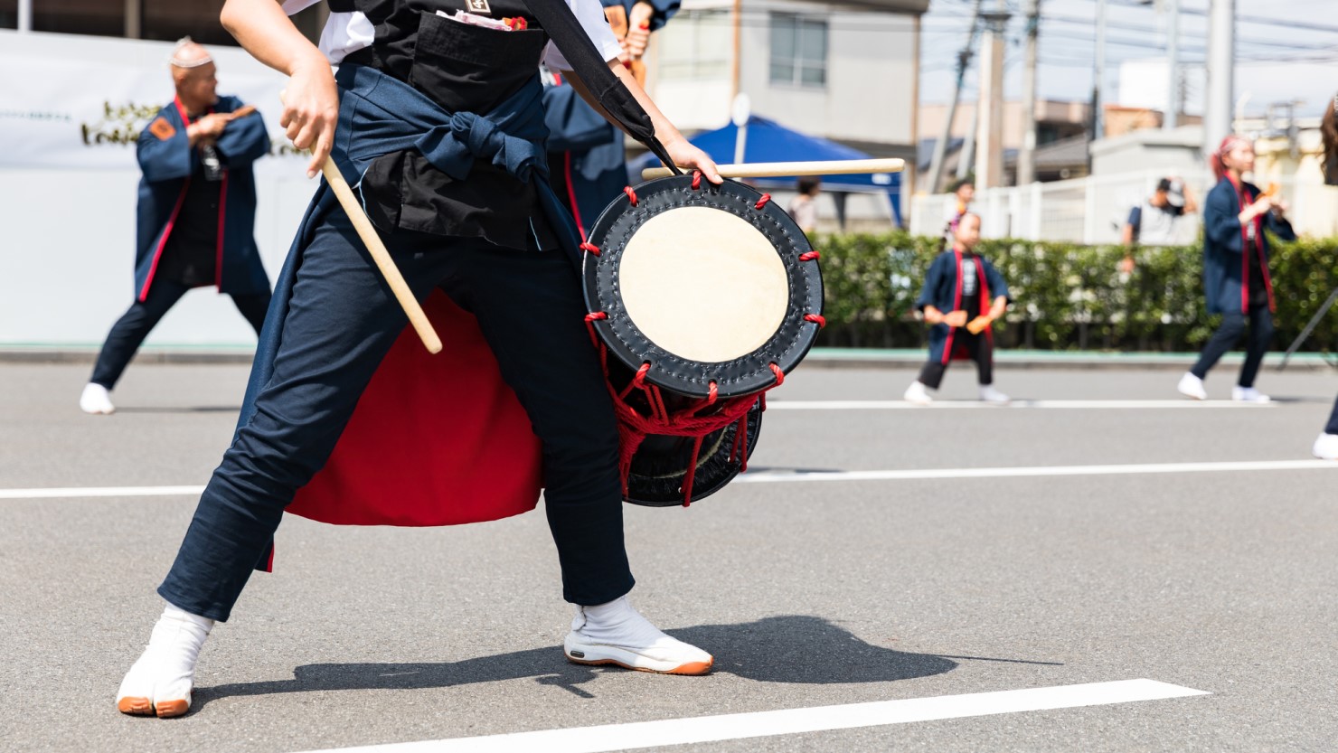 桶同太鼓を動きながら演奏する様子