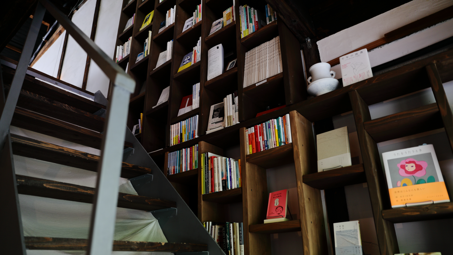 入ってすぐ右手に広がる本の世界