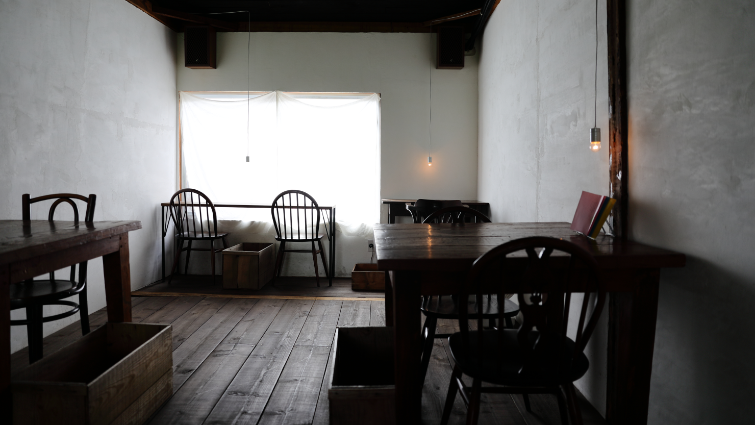 落ち着いて読書の時間を過ごせる、ゆったりとした店内