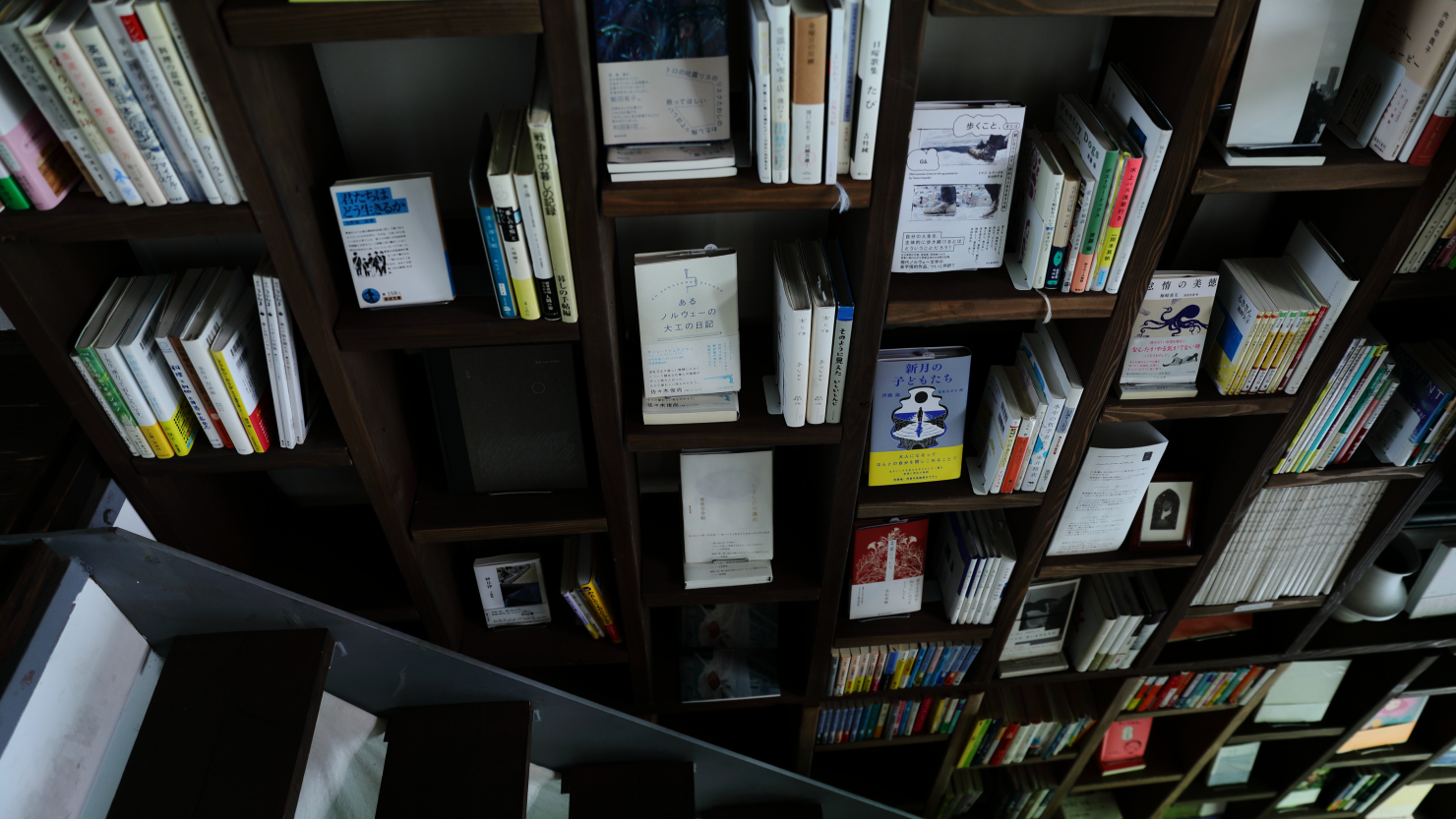 2.5階まで延びる本棚には、棚ごとにさまざまなジャンルが広がる