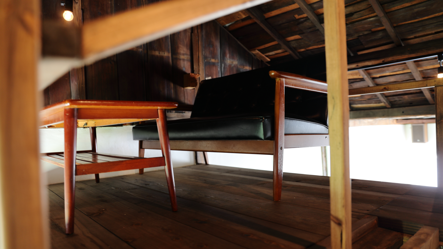 2.5階には、1組が静かに過ごせるソファ席。半個室のロフト空間