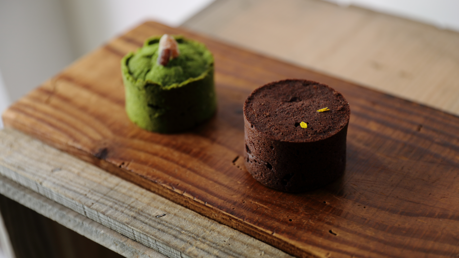 秋からリニューアルした焼き菓子メニュー。おすすめは谷川俊太郎さんの「二十億光年の孤独」から着想を得た「此処」（右）と、茶道の世界観から着想を得た「和」（左）。ぜひ言葉の意味を、スタッフの方に尋ねてみて。