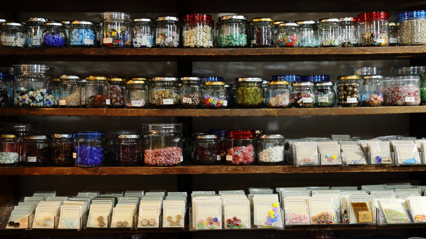 チェコのガラスビーズは形も色もさまざまでかわいい