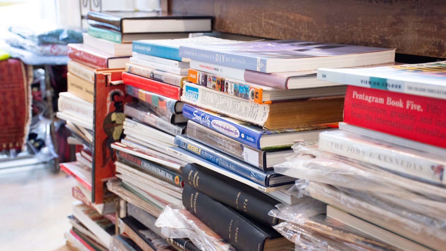 床にも本が積み上げられている