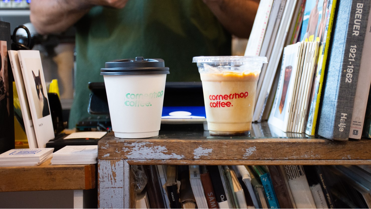 ドリンクは、店内でも外のベンチでもテイクアウトでも