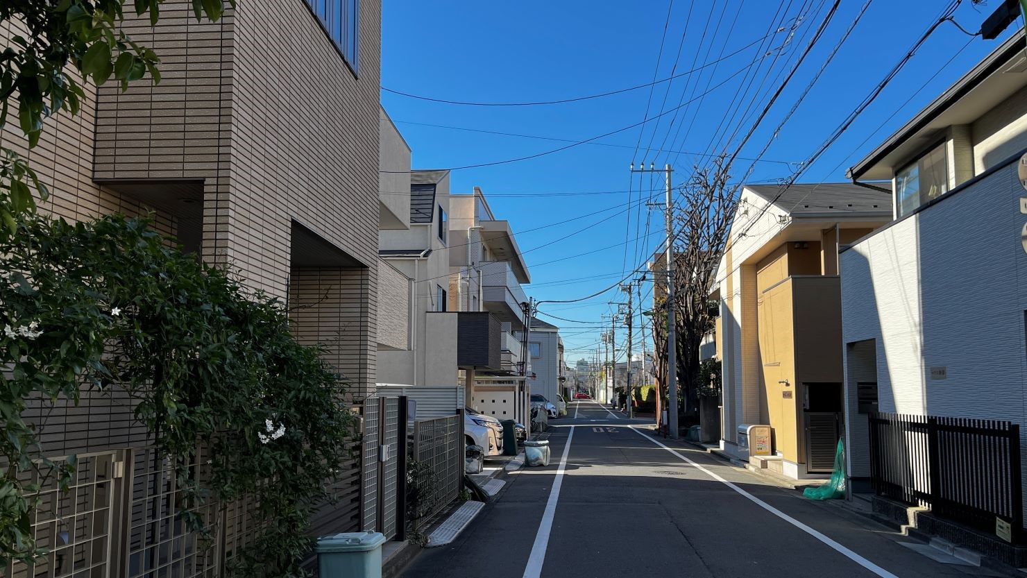 国道246号沿いから1本道に入ると広がる静かな住宅地