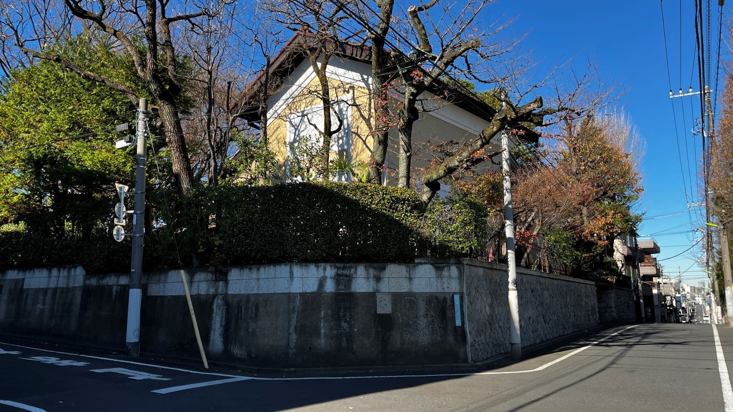 閑静な住宅街に溶け込む向井潤吉アトリエ館