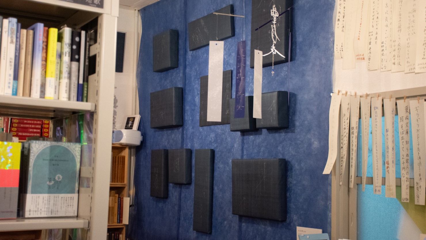 店内奥の展示スペースの通称は「葉ねのかべ」！コロナ禍以降は4ヶ月に一度の頻度で内容が変わる