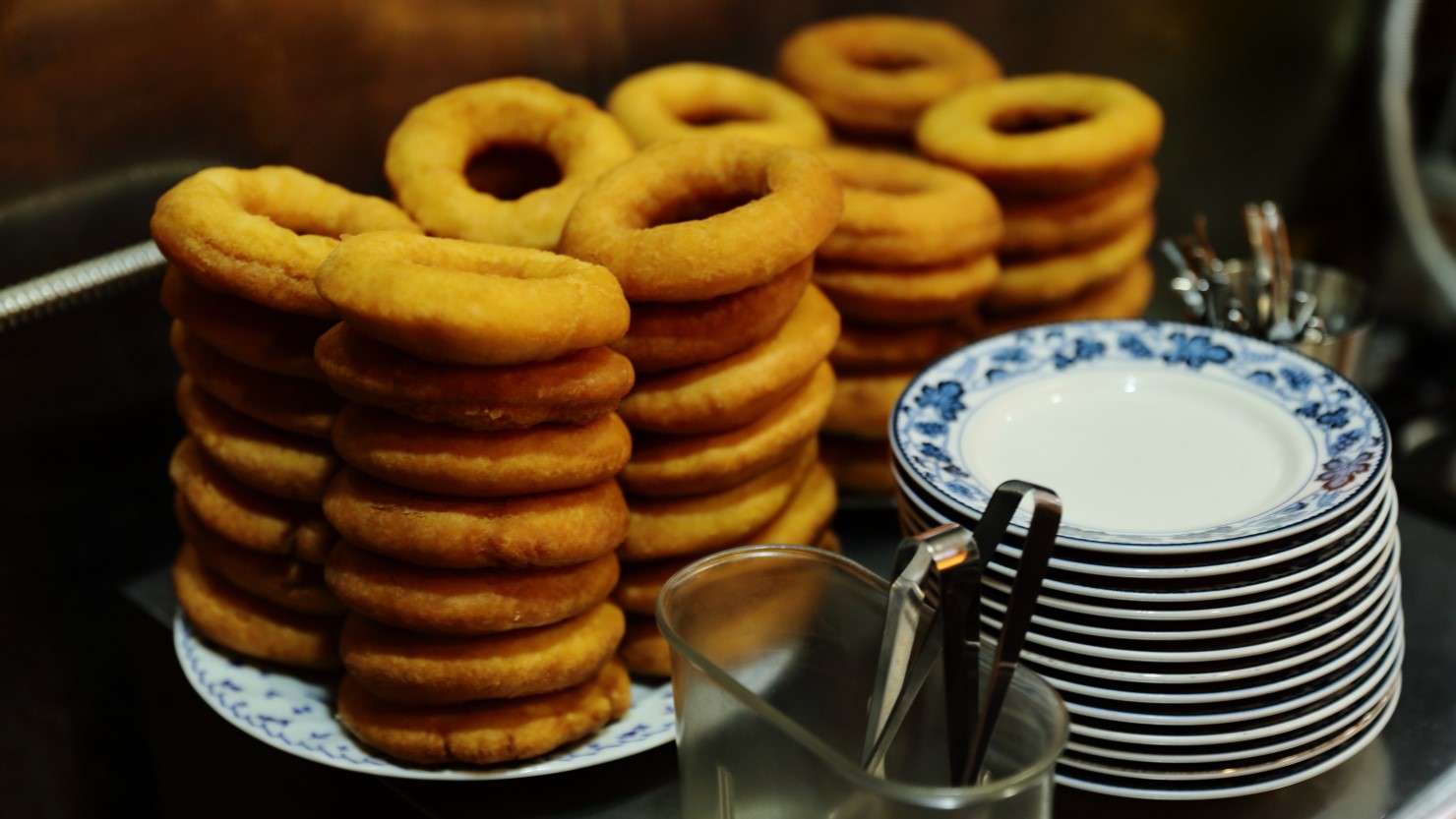 営業時間前に作れるだけ作るという名物のドーナツは売り切れ御免