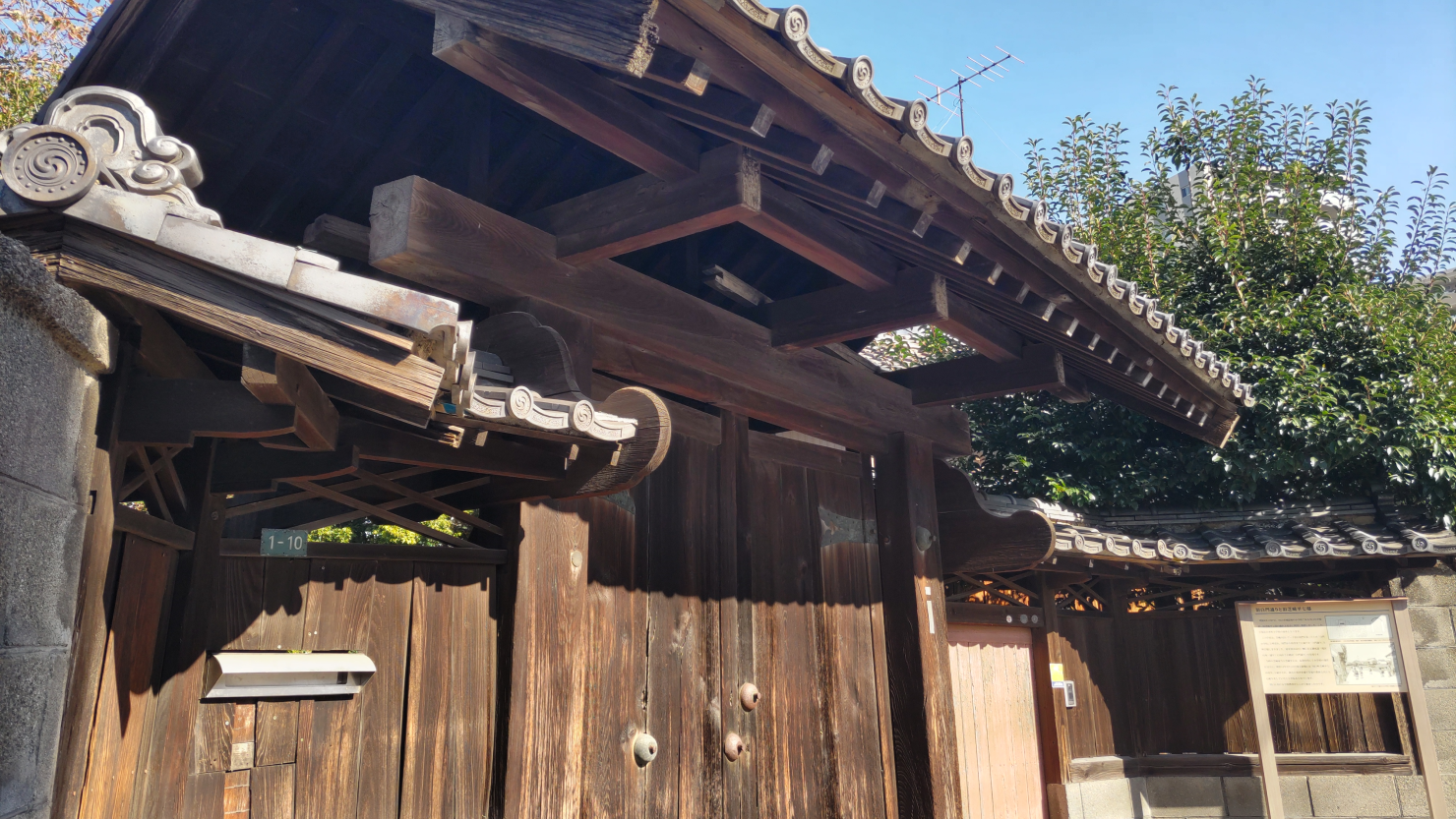 歴史を感じる旧川口小学校校門