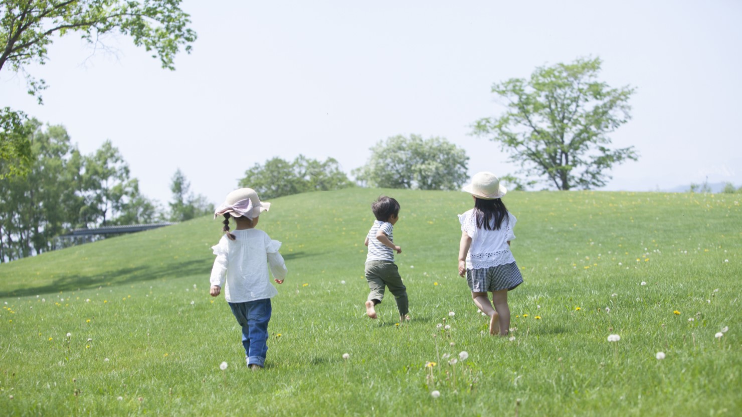 裸足で遊ぶ子どもたち