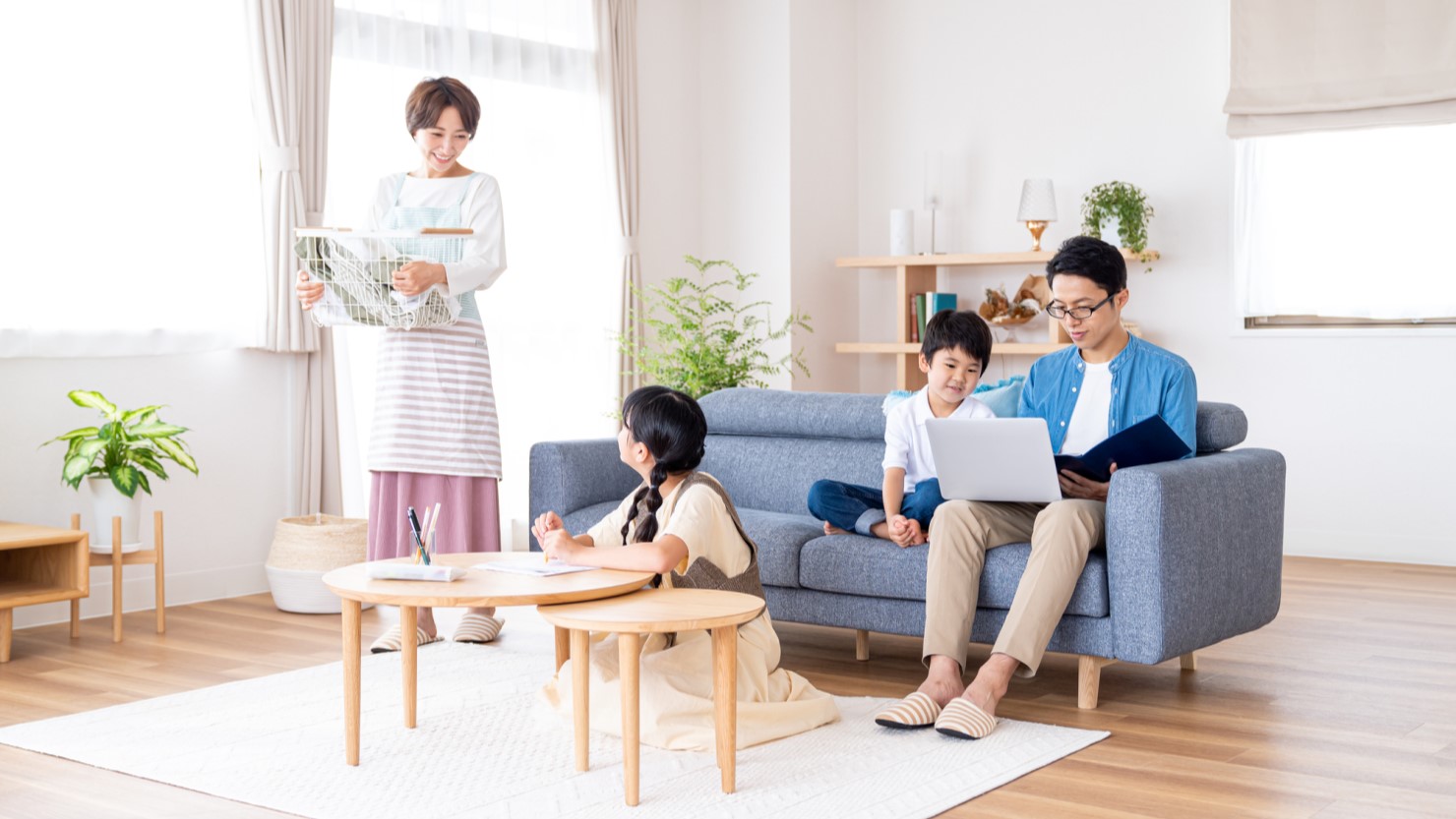 家でくつろぐ家族のイメージ