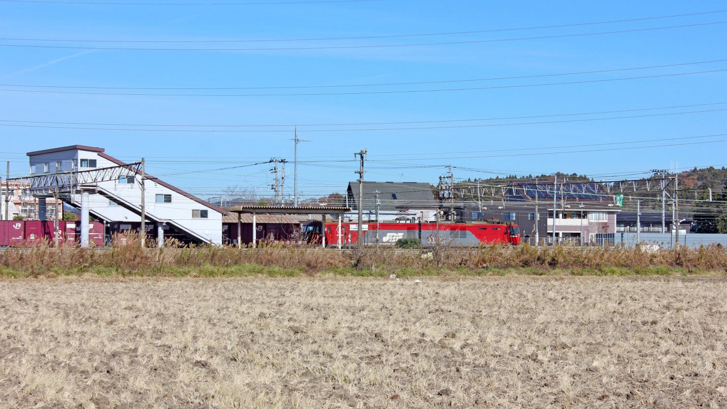 JR東北本線 陸前山王駅と貨物列車