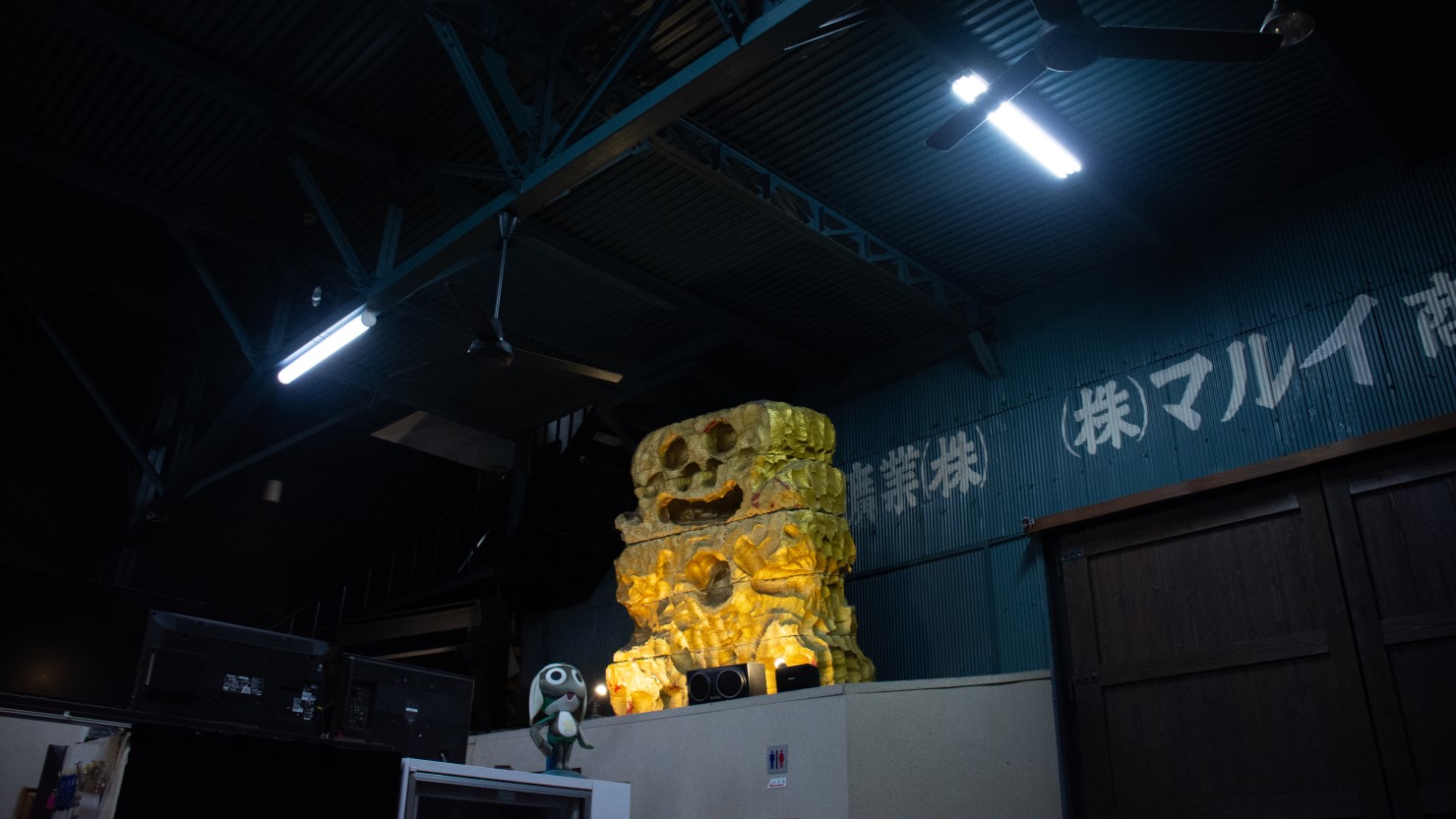 エントランスには大道具がオブジェのように鎮座!