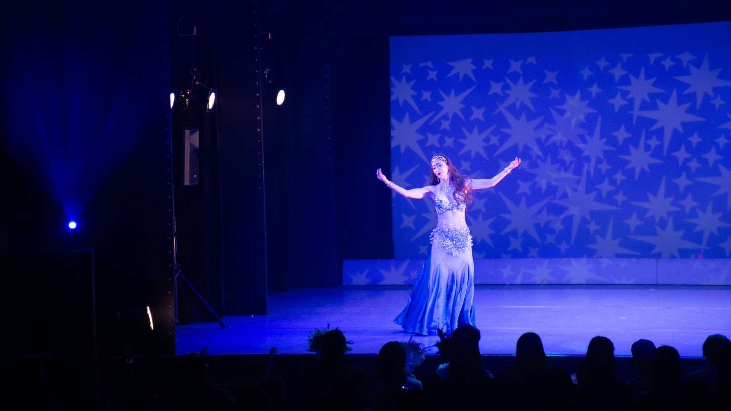 ベリーダンスの発表会は、客席がほぼ埋まるほどの客入り!