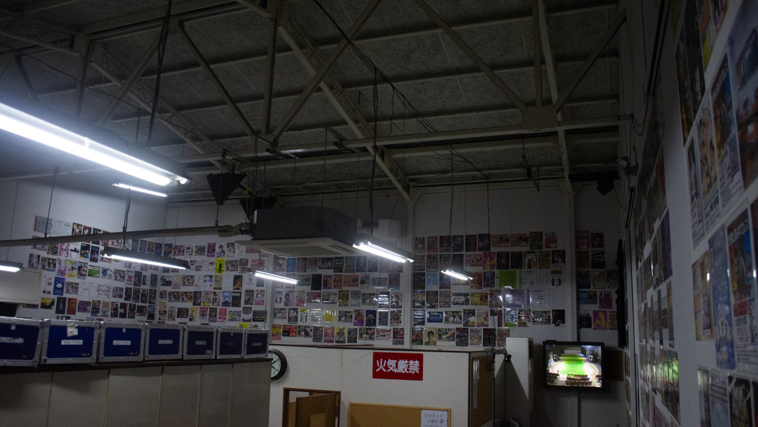 ステージ奥の楽屋には過去のイベントのフライヤーがずらり