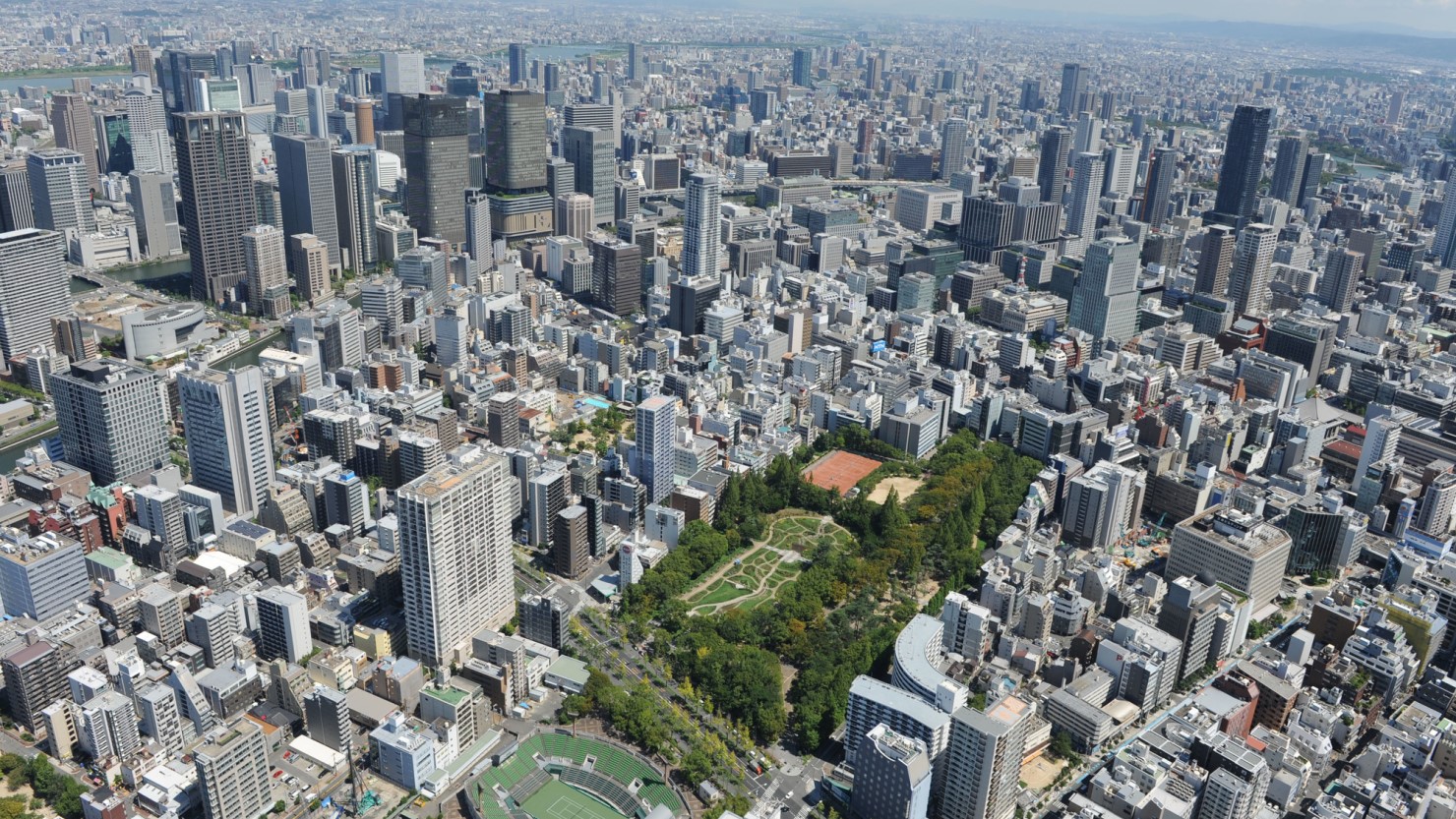 京町堀を含む靱公園界隈を上空から見た様子。下に見えるのがテニスコート。その上にあるのが、バラ園などの公園。東側にも2面ですが、テニスコートがあります