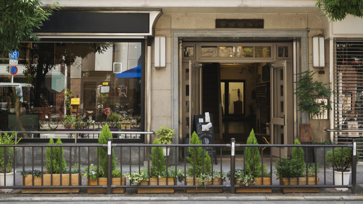 靱公園北の京町堀通と南の靭中通にはたくさんの飲食店、アパレル店、雑貨店が並びます。街中を歩くだけでも楽しめます