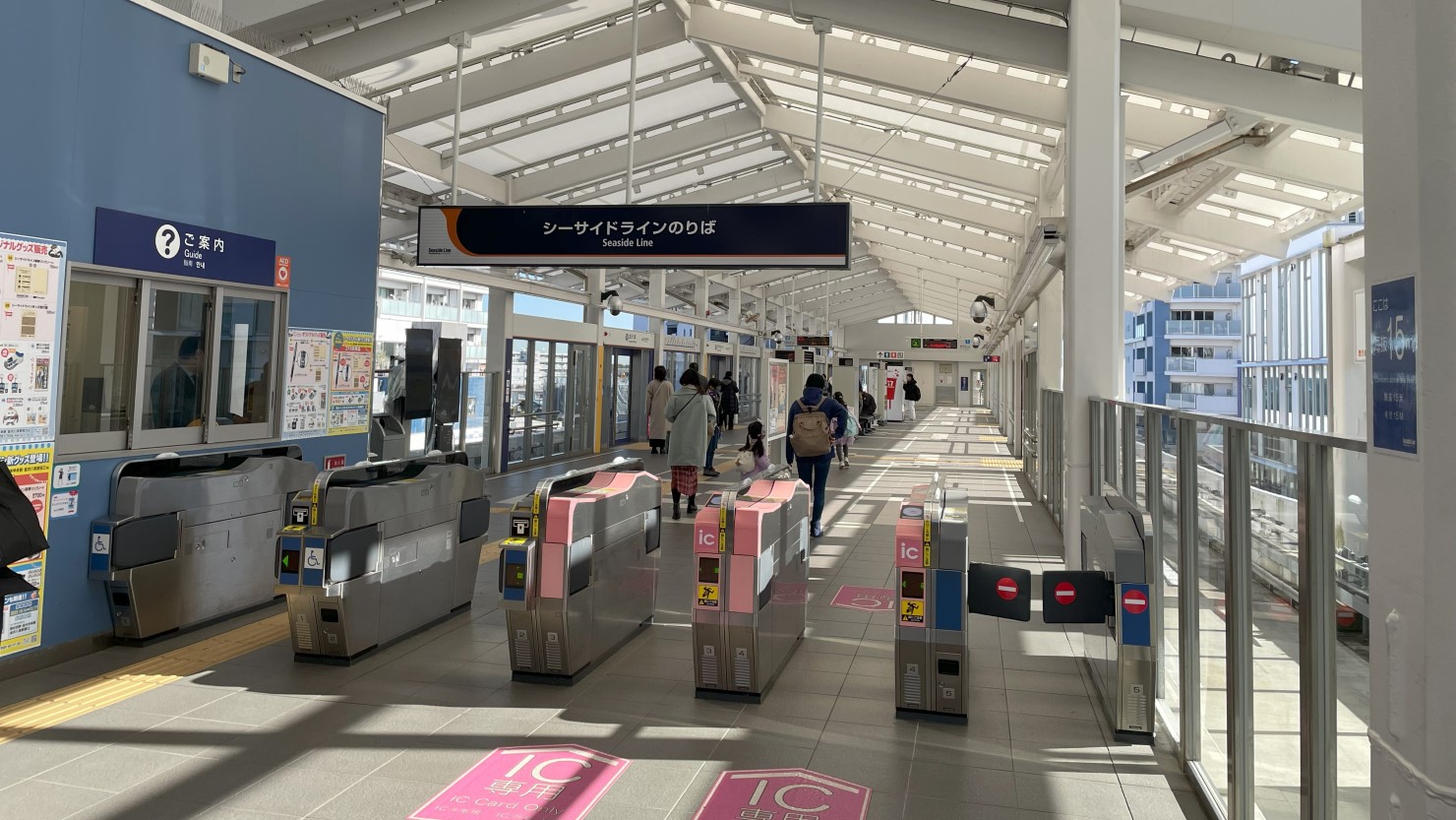 横浜シーサイドライン金沢八景駅改札口