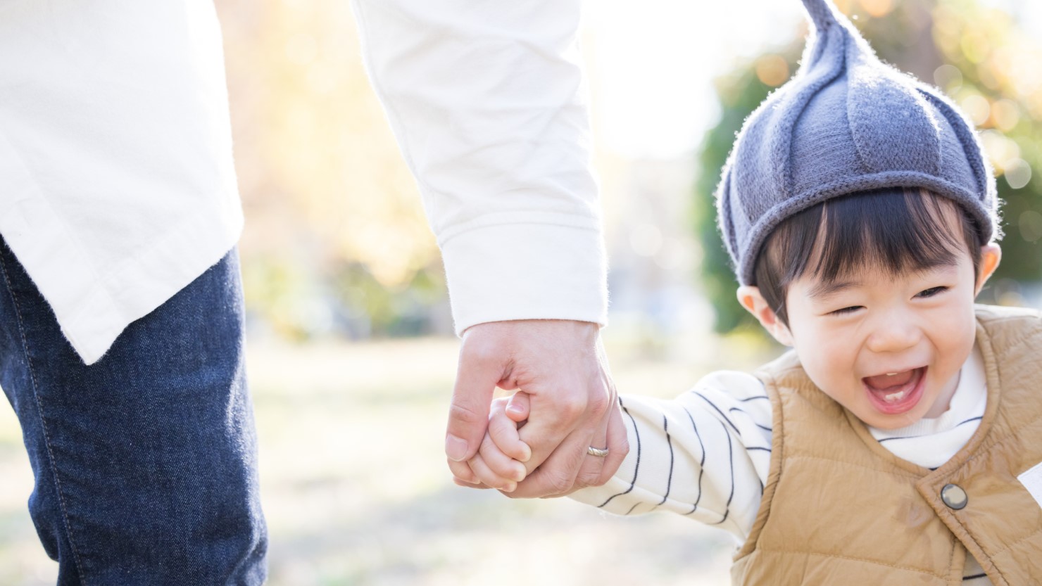 散歩を楽しむ親子