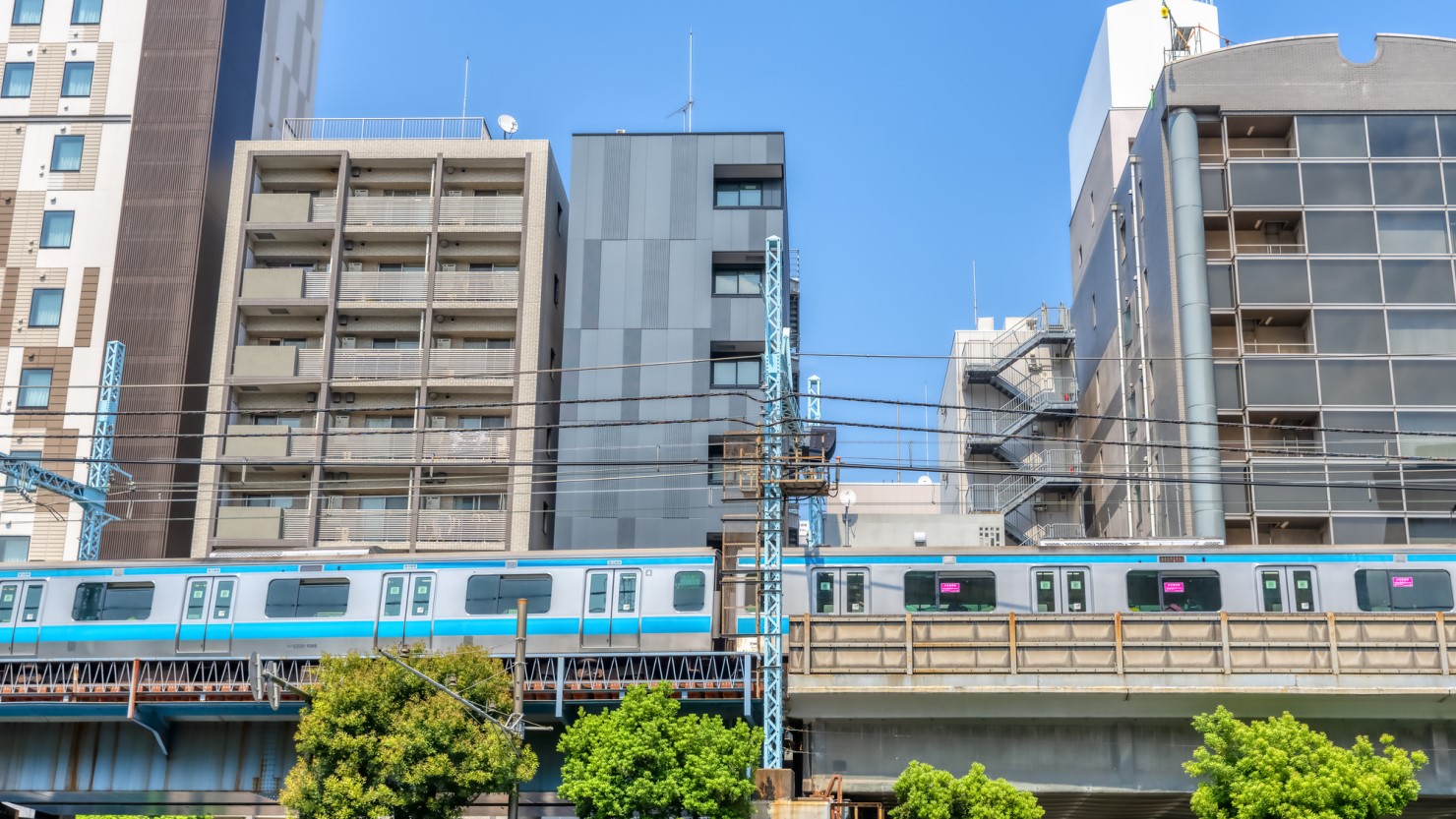 横浜市内を走行する根岸線