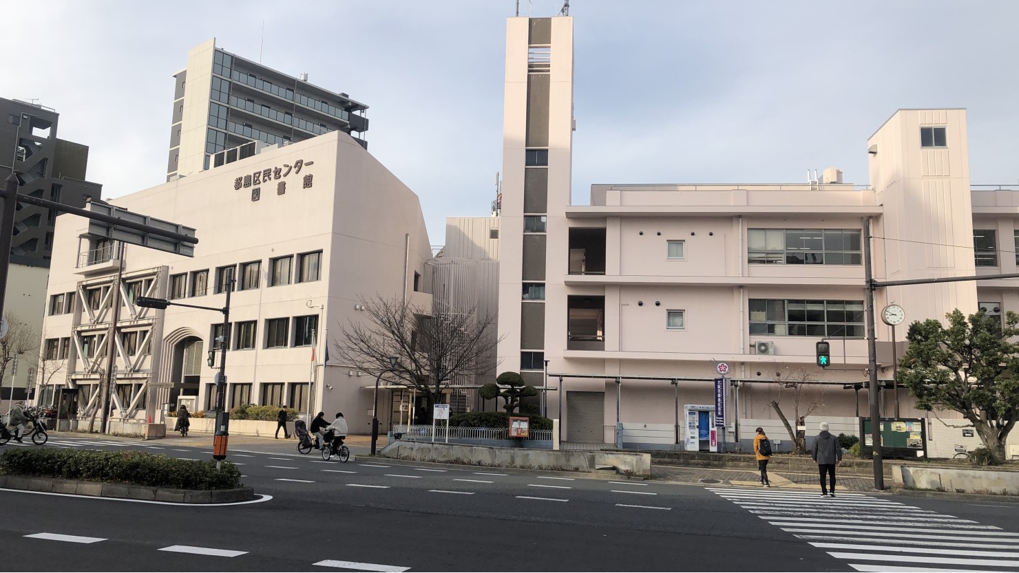 右が都島区役所、左が都島図書館
