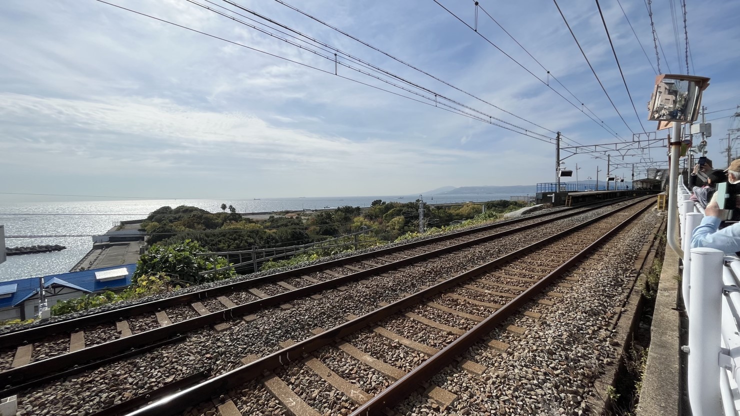 線路の先に広がる海の光景に、みんな揃ってシャッターを切る