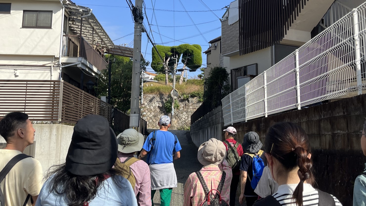 駐車場に立つ木まで、なんだか個性を放っている