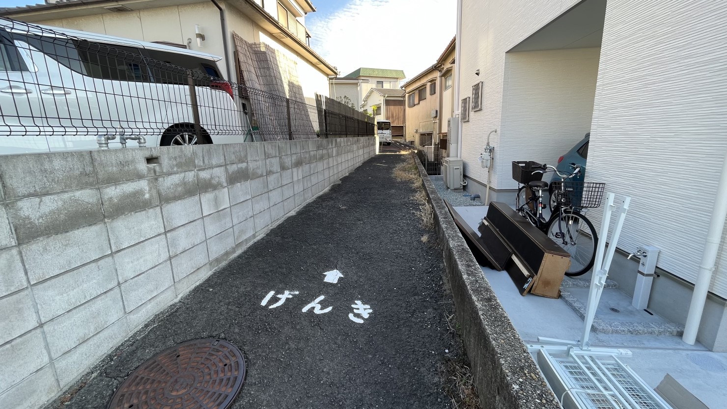 道に書かれた「げんき」の文字。この先を進むと元気になれるのか!?それとも元気な人が進めるのか…！？