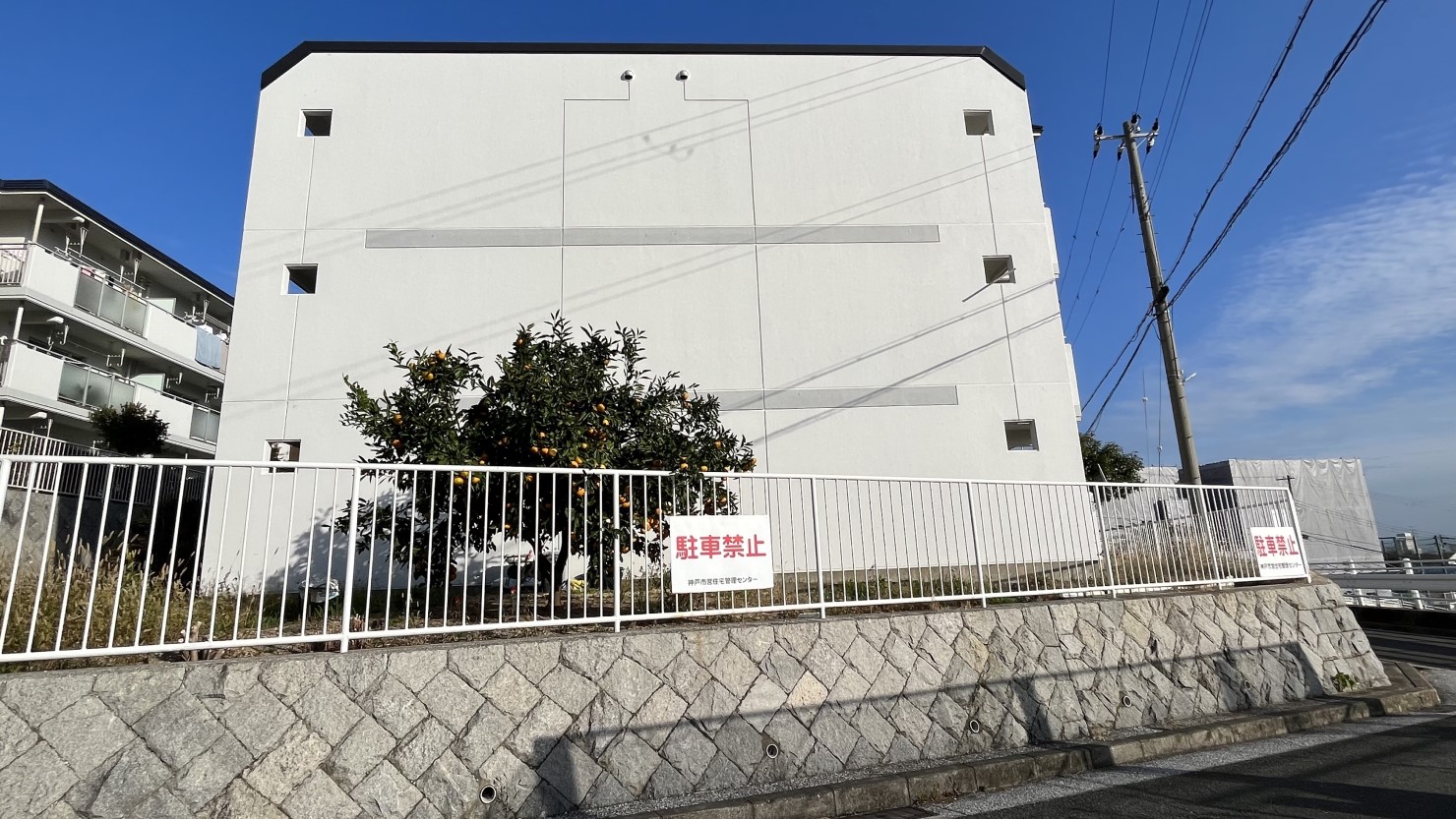 今回歩く中で一番目にするのが柑橘系の木。ここのように庭にみかんが植わっていることもあれば、家の前の小さな植木鉢にレモンがたっぷりなっている姿も。日当たりがいいまちということがよくわかる