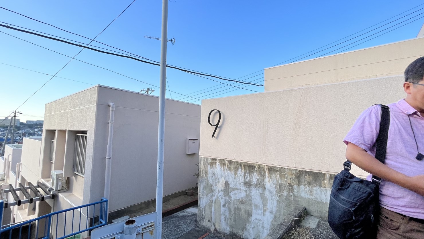 棟の目印である数字の飾りが、人の目線の高さに位置しているのも珍しい。思わず手を伸ばすと、タッチすることに成功！